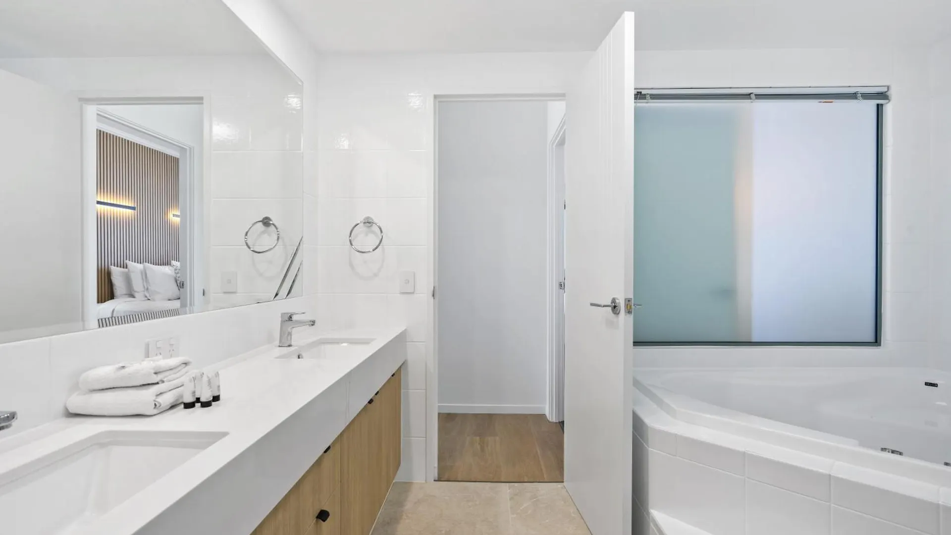 Prime Views From 4 Bedroom Newly Renovated Ocean Unit At Sun City - Q Stay Gold Coast Avustralya