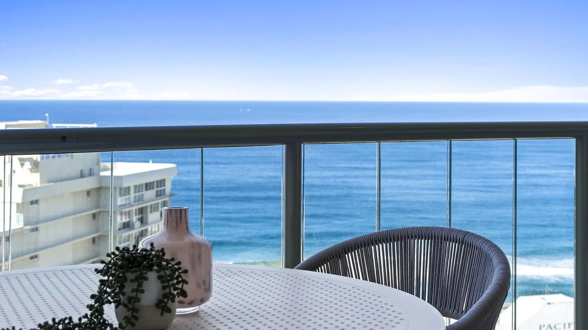 Daire Prime Views From 4 Bedroom Newly Renovated Ocean Unit At Sun City - Q Stay Gold Coast Avustralya