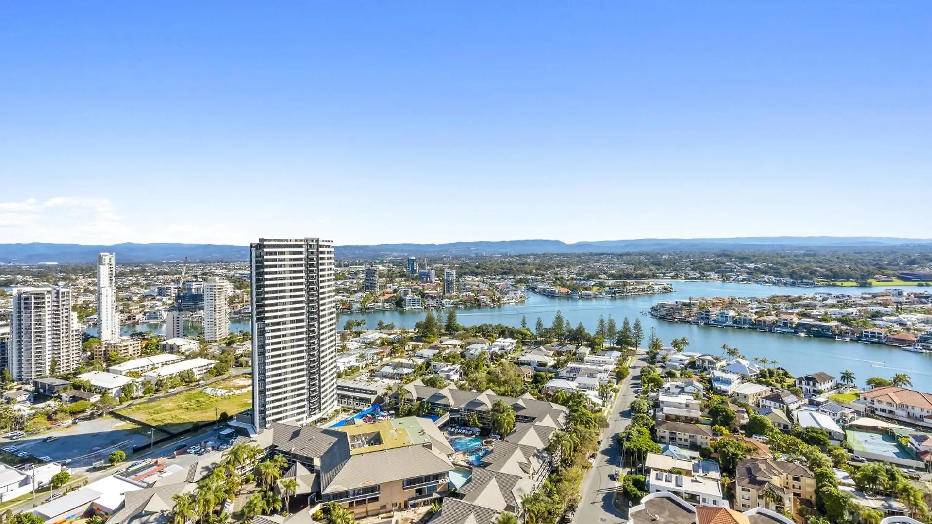 Daire Prime Views From 4 Bedroom Newly Renovated Ocean Unit At Sun City - Q Stay Gold Coast