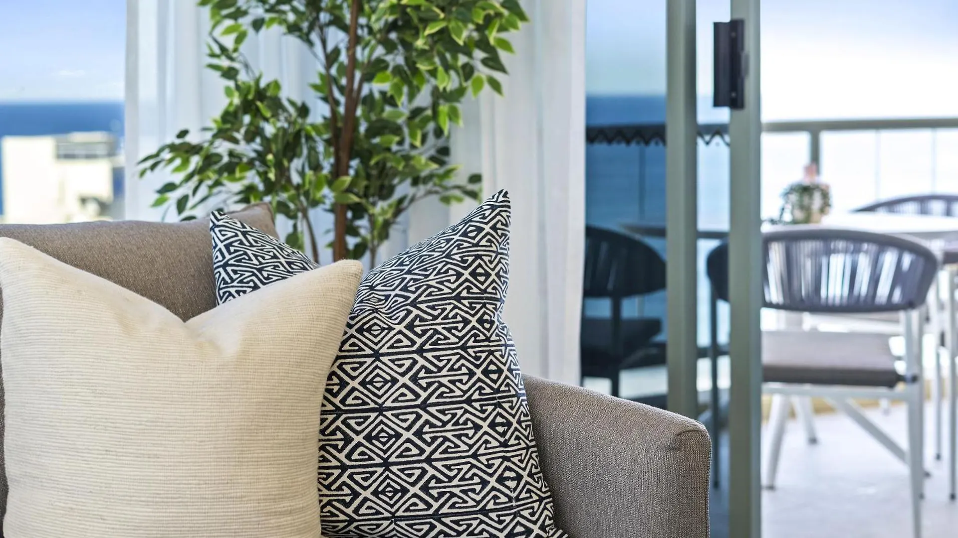 Daire Prime Views From 4 Bedroom Newly Renovated Ocean Unit At Sun City - Q Stay Gold Coast